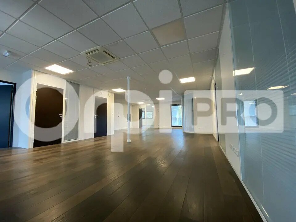 Office in Dardilly to rent Interior Photo- Image 1 of 16