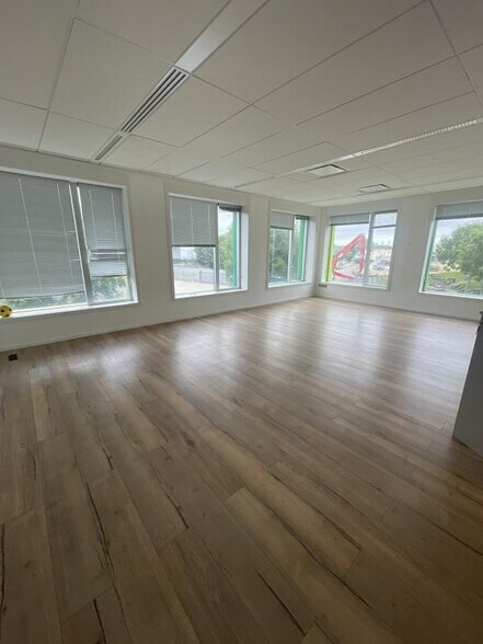 Office in Nanterre to rent - Interior Photo - Image 1 of 21