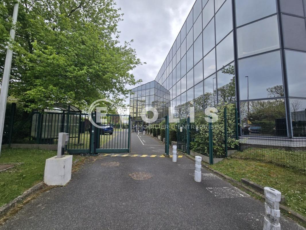 Light Industrial in Les Ulis to rent Building Photo- Image 1 of 14