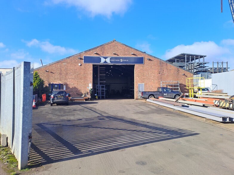 13 Southfield, Welwyn Garden City for sale - Building Photo - Image 1 of 3