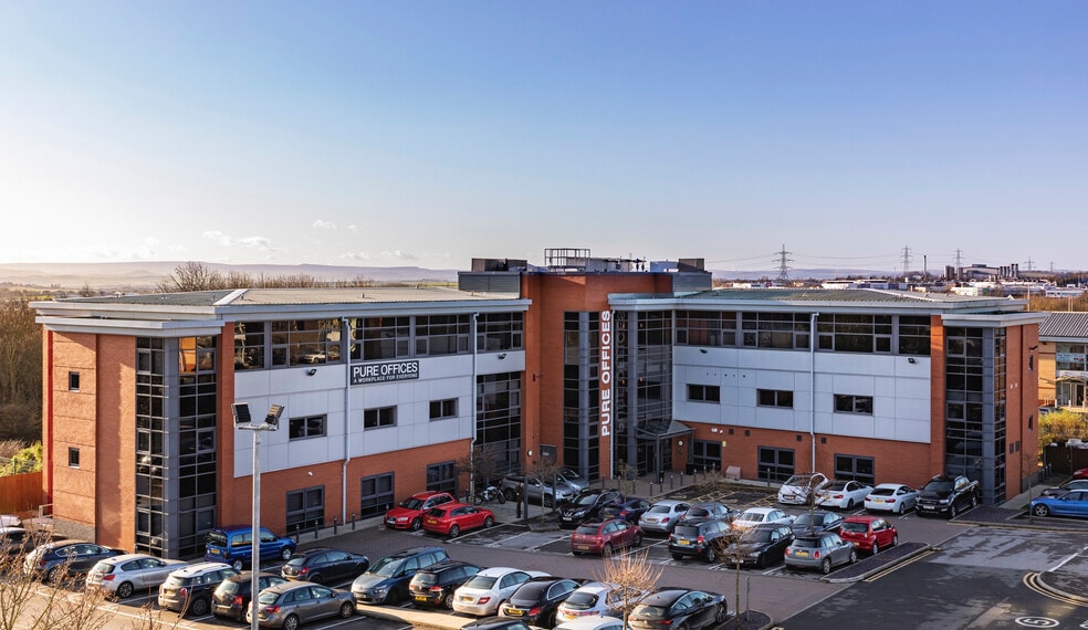 2 Turnberry Park Rd, Morley to rent - Building Photo - Image 1 of 5