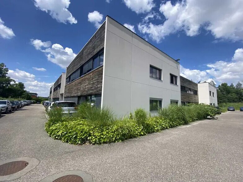 97 Allée Alexandre Borodine, Saint-Priest to rent - Building Photo - Image 2 of 16