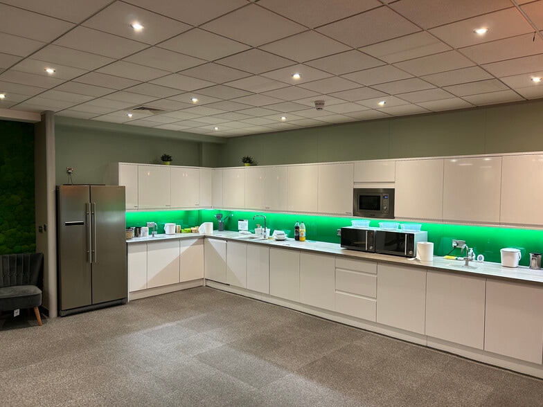 Rutherford Clos, Stevenage to rent - Building Photo - Image 3 of 18