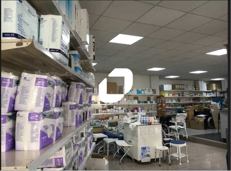 Retail in Clamart to rent - Interior Photo - Image 2 of 5