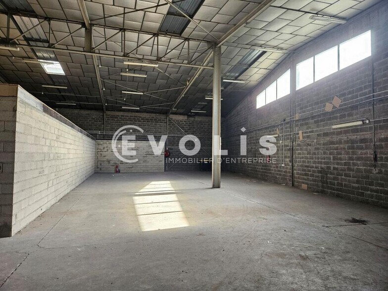 Light Industrial in Morangis to rent - Interior Photo - Image 2 of 10