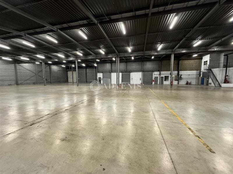 Industrial in Louvres to rent Building Photo- Image 1 of 8