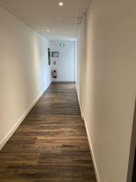 Office in Lissieu to rent - Interior Photo - Image 3 of 6