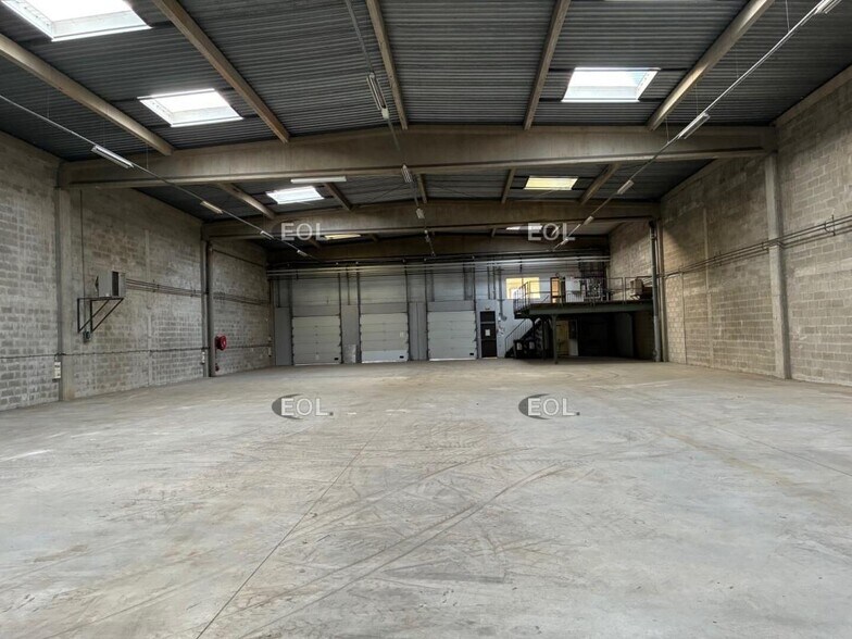 Industrial in L'HAY-LES-ROSES to rent - Building Photo - Image 3 of 6