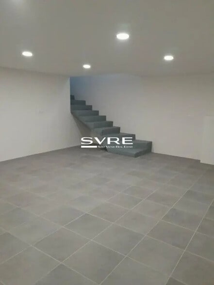 Retail in Marseille to rent - Interior Photo - Image 2 of 9