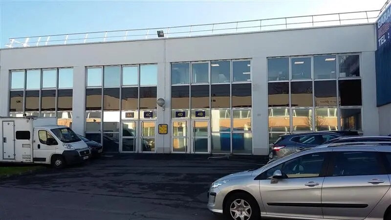 Office in Champs-sur-Marne to rent Building Photo- Image 1 of 9