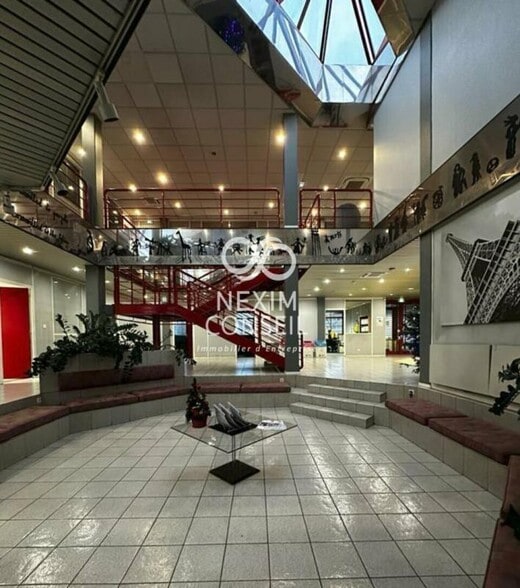 Industrial in Maurepas to rent - Lobby - Image 3 of 11
