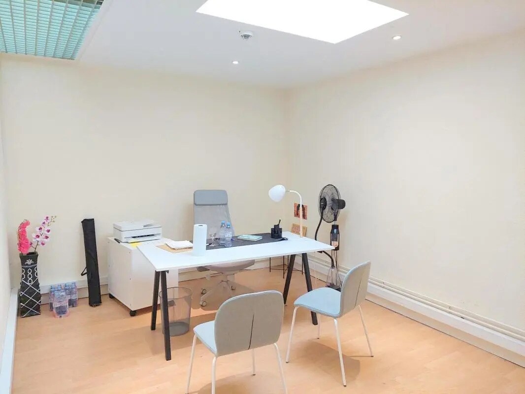Office in Houilles to rent Interior Photo- Image 1 of 6