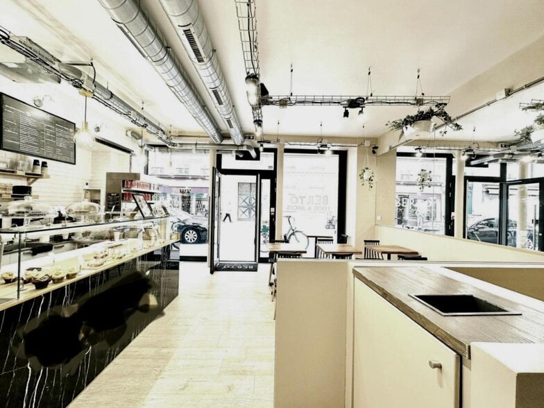 Retail in Paris to rent - Interior Photo - Image 2 of 5