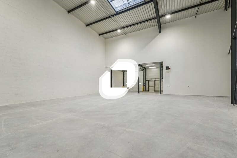 Light Industrial in Osny to rent - Interior Photo - Image 1 of 26