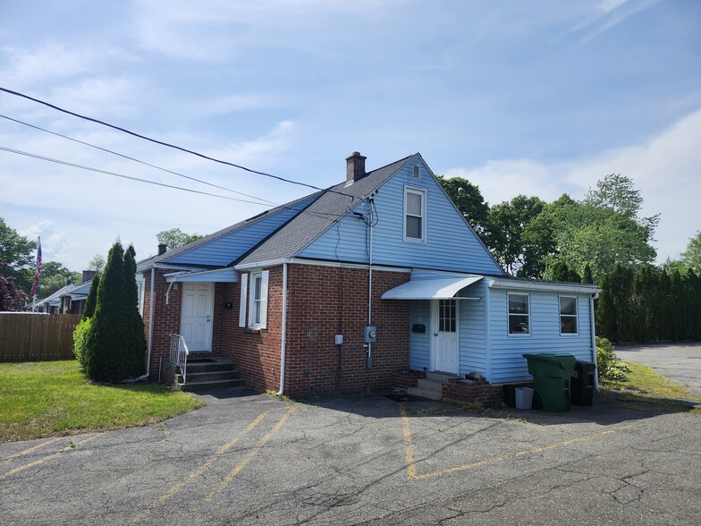 104 Lauzier Ter, Chicopee, MA for sale - Building Photo - Image 3 of 18