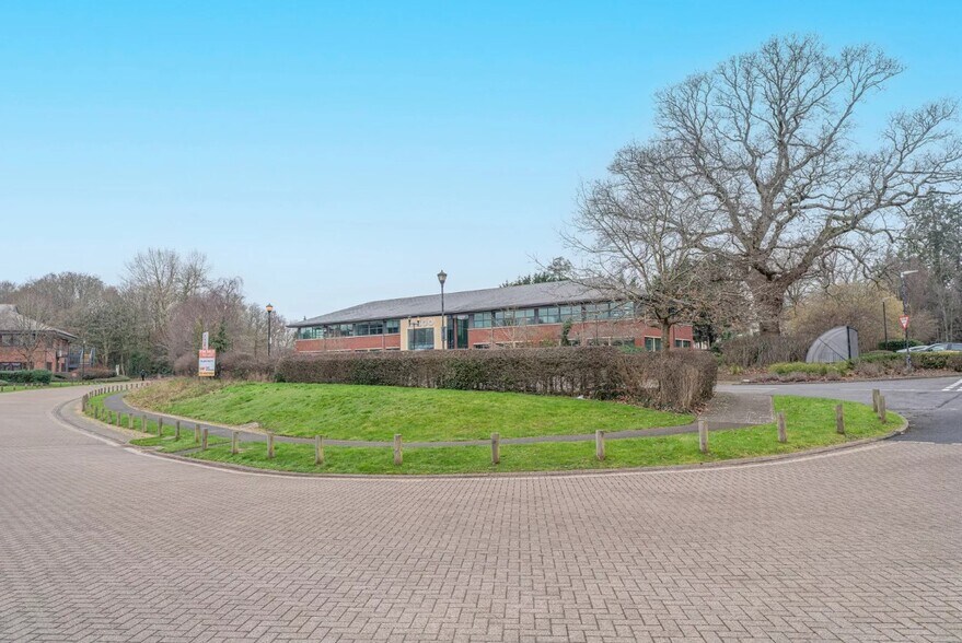 Grange Dr, Southampton for sale - Building Photo - Image 2 of 10