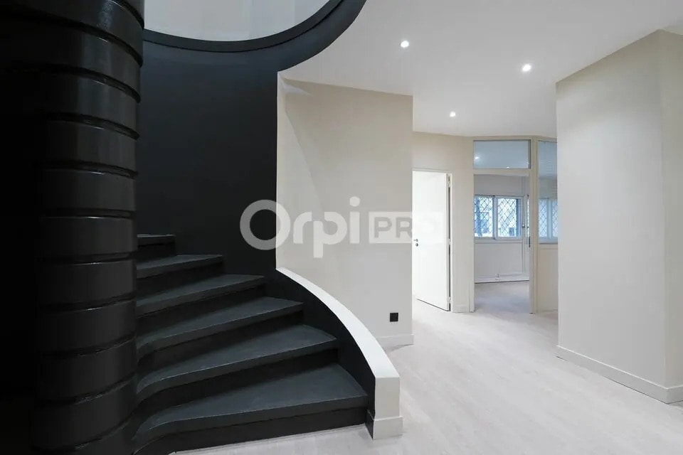 Location Bureaux 247 m² - Photo 1