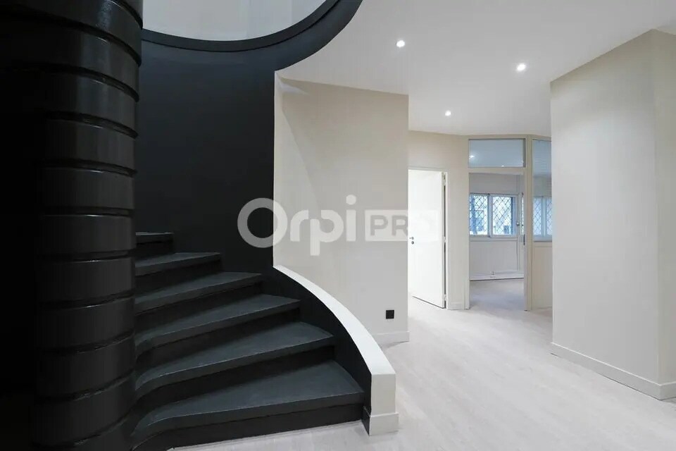 Office in Lyon to rent Interior Photo- Image 1 of 12