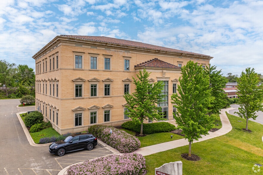 4970 Varsity Dr, Lisle, IL for sale - Building Photo - Image 2 of 5