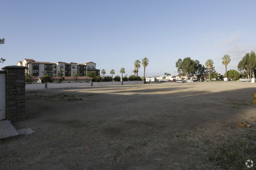 Southeast Corner Of Iowa Ave & Massachusetts Ave, Riverside, CA for rent - Primary Photo - Image 2 of 5