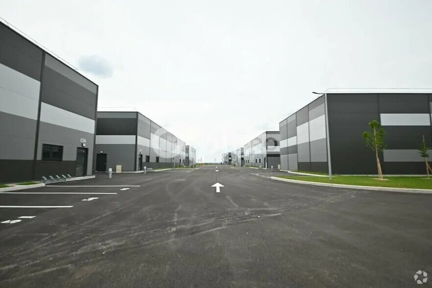 525 Chemin De Charpenay, Janneyrias to rent - Building Photo - Image 1 of 8