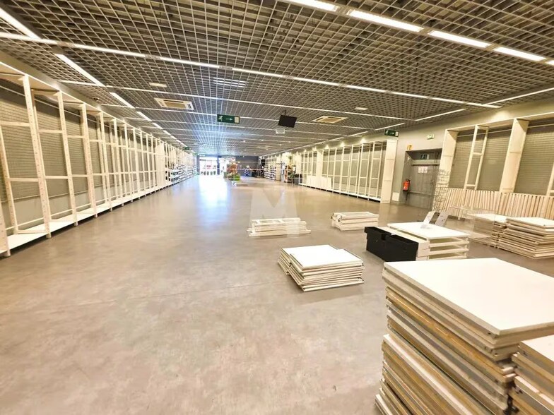 Retail in Corbeil-Essonnes to rent - Interior Photo - Image 3 of 6