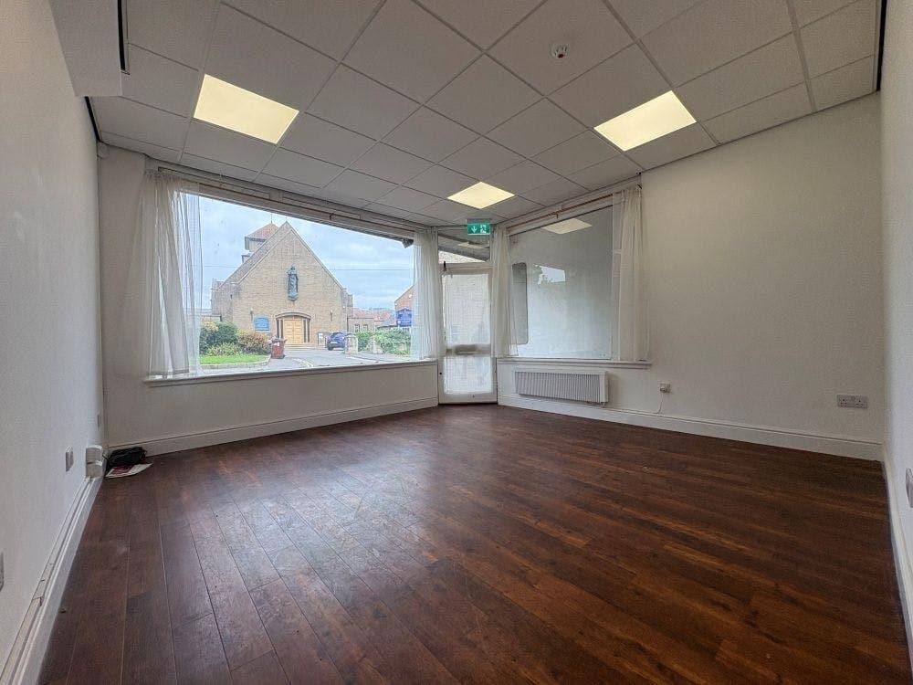 27 Causeway, Bicester to rent Building Photo- Image 1 of 9