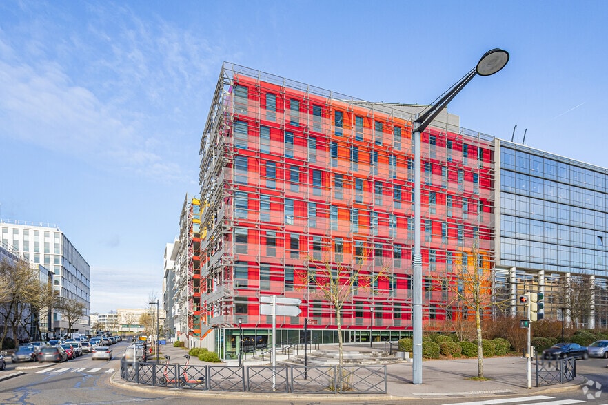 19 Rue George Stephenson, Montigny-le-Bretonneux to rent - Building Photo - Image 2 of 3