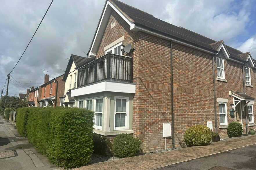 36 Dedmere Rd, Marlow to rent - Primary Photo - Image 1 of 1