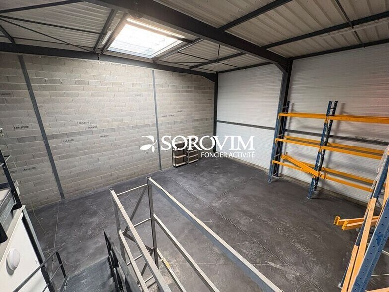 Light Industrial in Brignais to rent - Interior Photo - Image 3 of 7