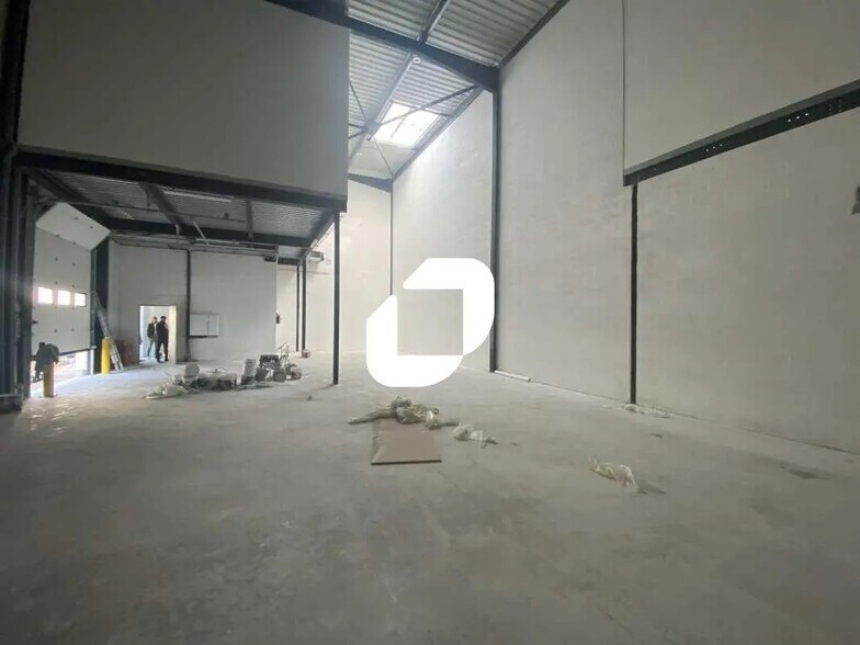 Light Industrial in Pontoise to rent - Interior Photo - Image 2 of 8