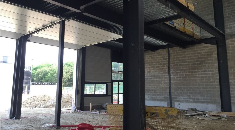 Light Industrial in OLLAINVILLE for sale - Interior Photo - Image 2 of 2