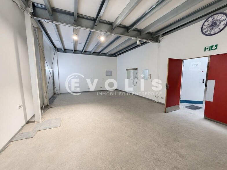 Light Industrial in Ivry Sur Seine to rent - Interior Photo - Image 2 of 8
