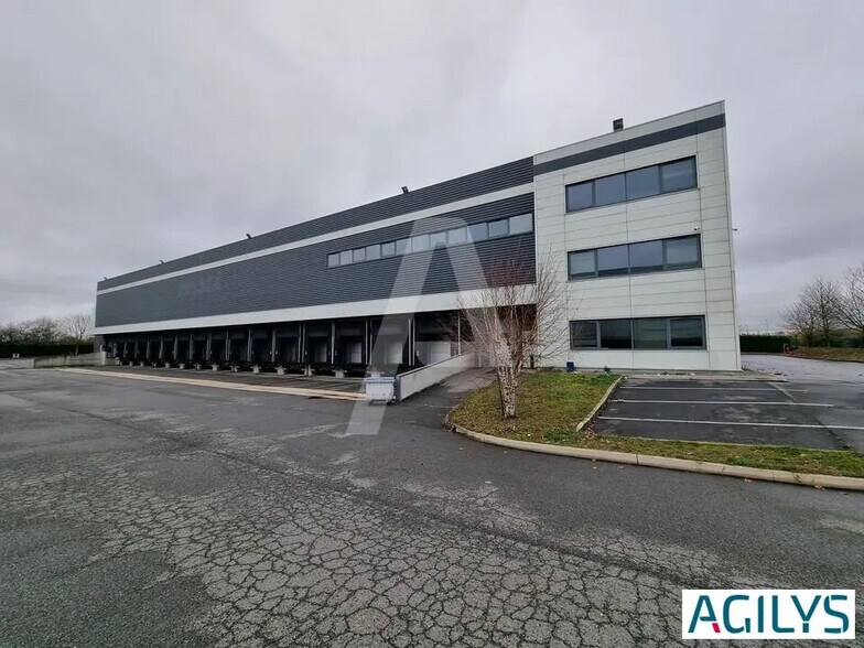 Office in Chilly-Mazarin to rent - Building Photo - Image 2 of 6