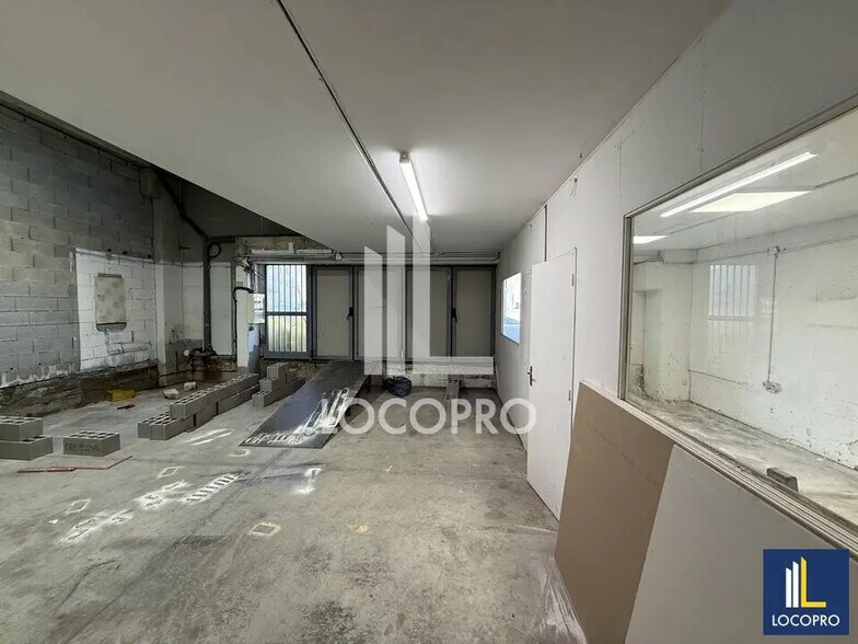 Light Industrial in Antibes to rent - Interior Photo - Image 2 of 4