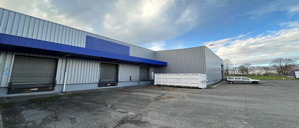 Industrial in Louvres to rent - Building Photo - Image 2 of 14