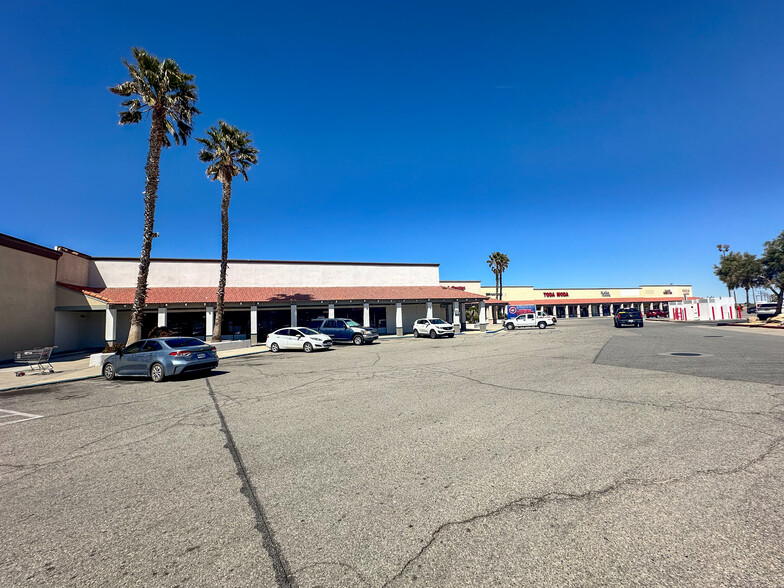 57200-57274 29 Palms Hwy, Yucca Valley, CA for rent - Building Photo - Image 3 of 19