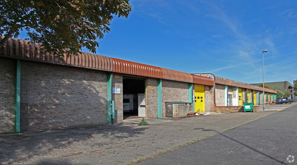 Rabans Clos, Aylesbury for sale - Primary Photo - Image 1 of 1