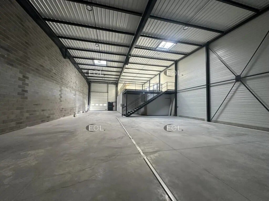 Location Local d'activités 493 m² - Photo 1