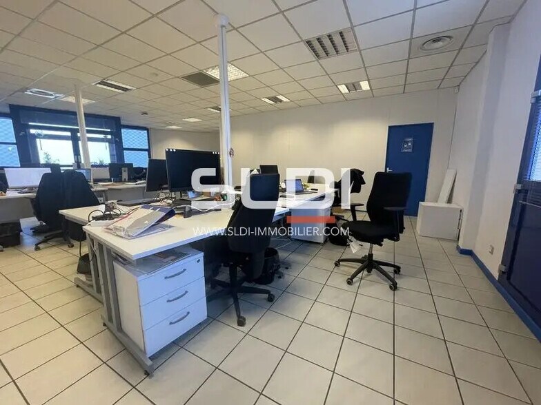 Office in Vaulx-en-Velin to rent - Interior Photo - Image 2 of 17