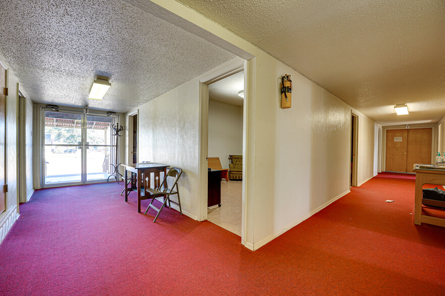 4128 Clarendon Dr, Dallas, TX for sale - Interior Photo - Image 3 of 6