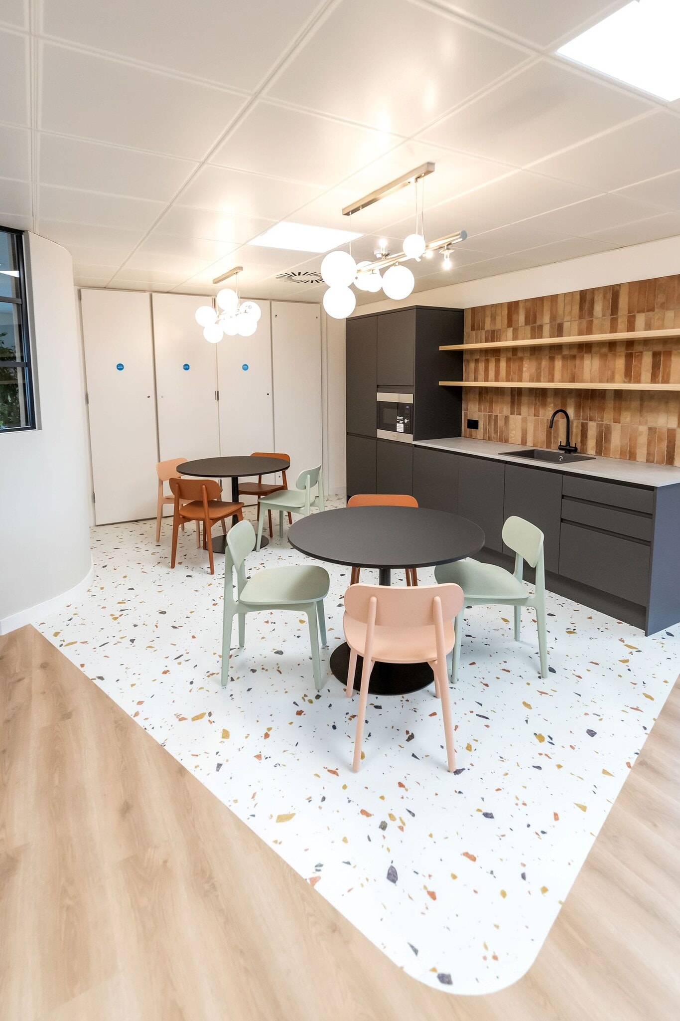 10 Dean Farrar St, London to rent Interior Photo- Image 1 of 7