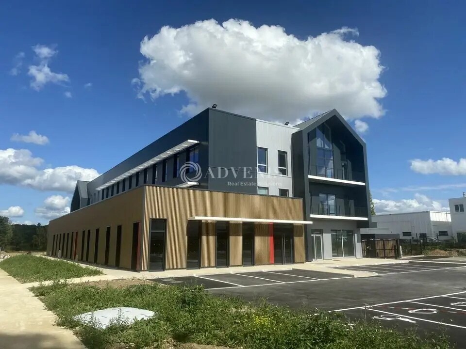 Office in Plaisir to rent Building Photo- Image 1 of 9