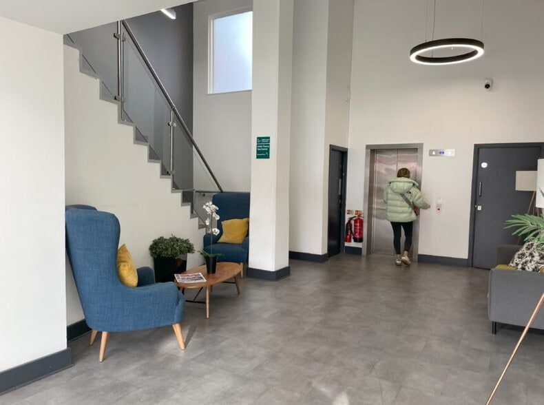 London Rd, Morden to rent - Interior Photo - Image 2 of 8