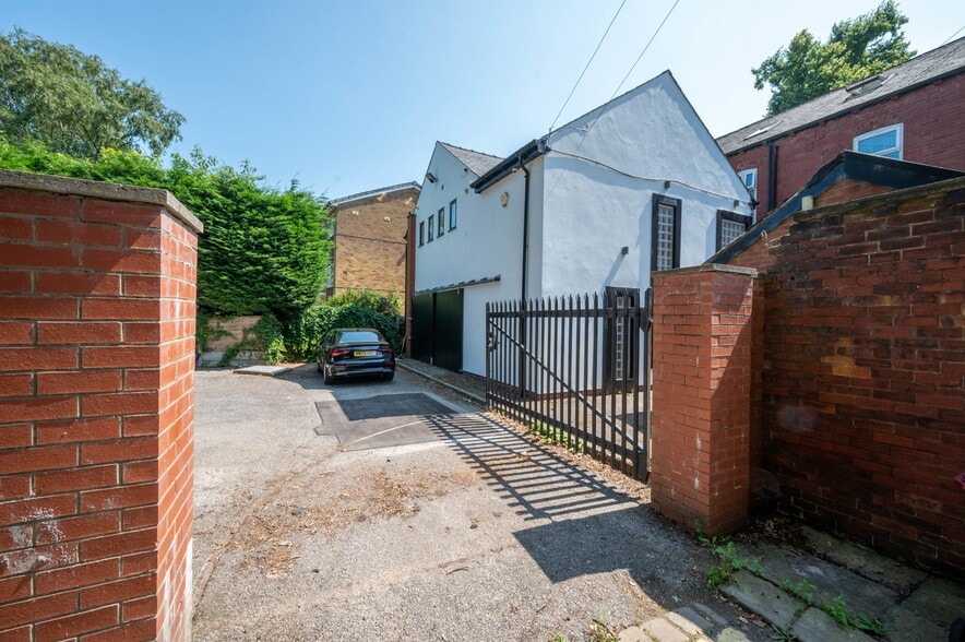 88 Chorley New Rd, Bolton for sale - Primary Photo - Image 1 of 11