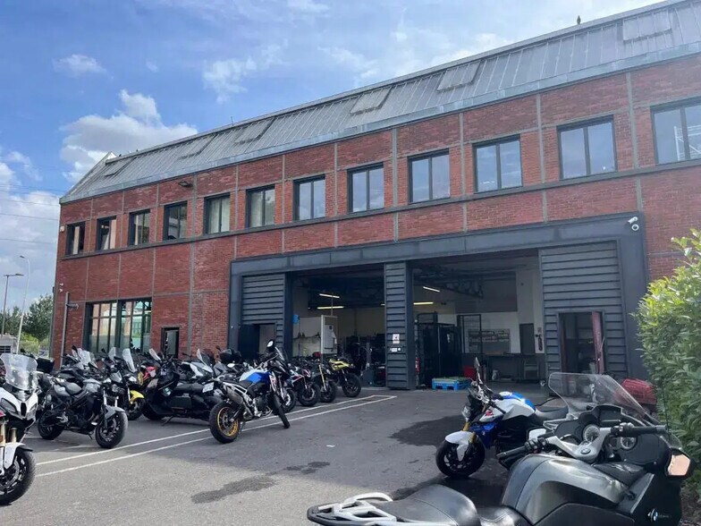 Industrial in Gennevilliers to rent - Building Photo - Image 2 of 8