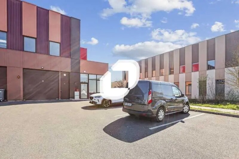 Light Industrial in Tremblay-en-France to rent Building Photo- Image 1 of 17