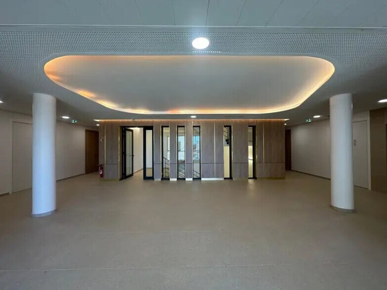 Office in Genas to rent - Building Photo - Image 1 of 8