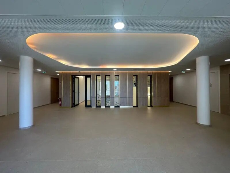 Office in Genas to rent Building Photo- Image 1 of 9