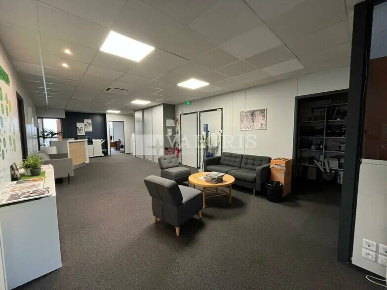 Office in Aix-en-Provence to rent - Building Photo - Image 3 of 13